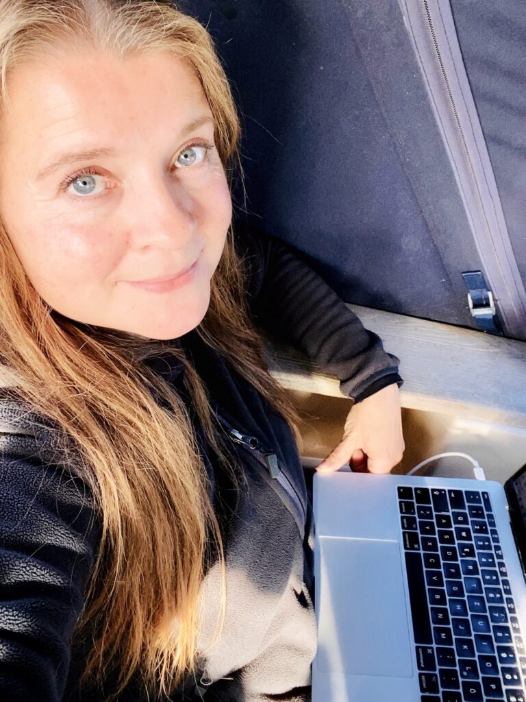 Antje mit macBook beim Arbeiten