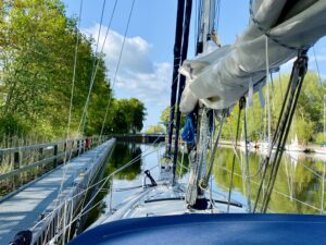 Boot am kai der Schleuse Gieselau