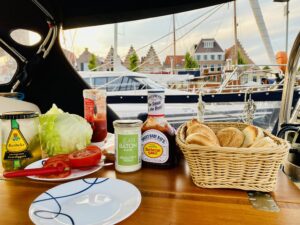 Bordküche – wie wir auf dem Segelboot kochen, essen und genießen