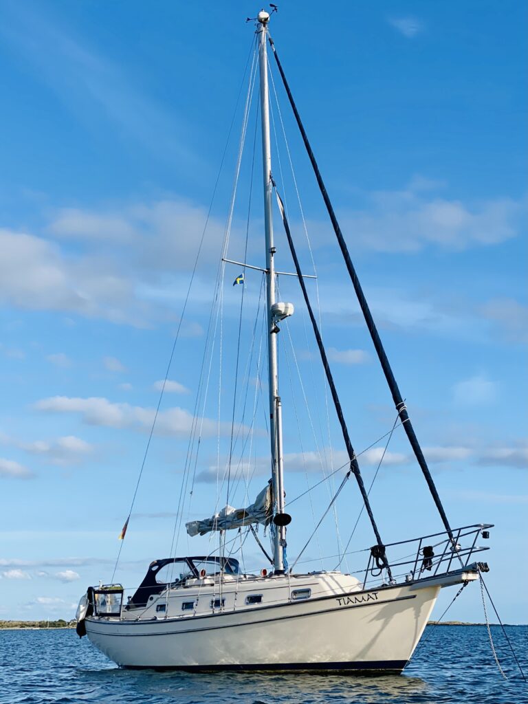 Tiamat im Sommer vor Anker