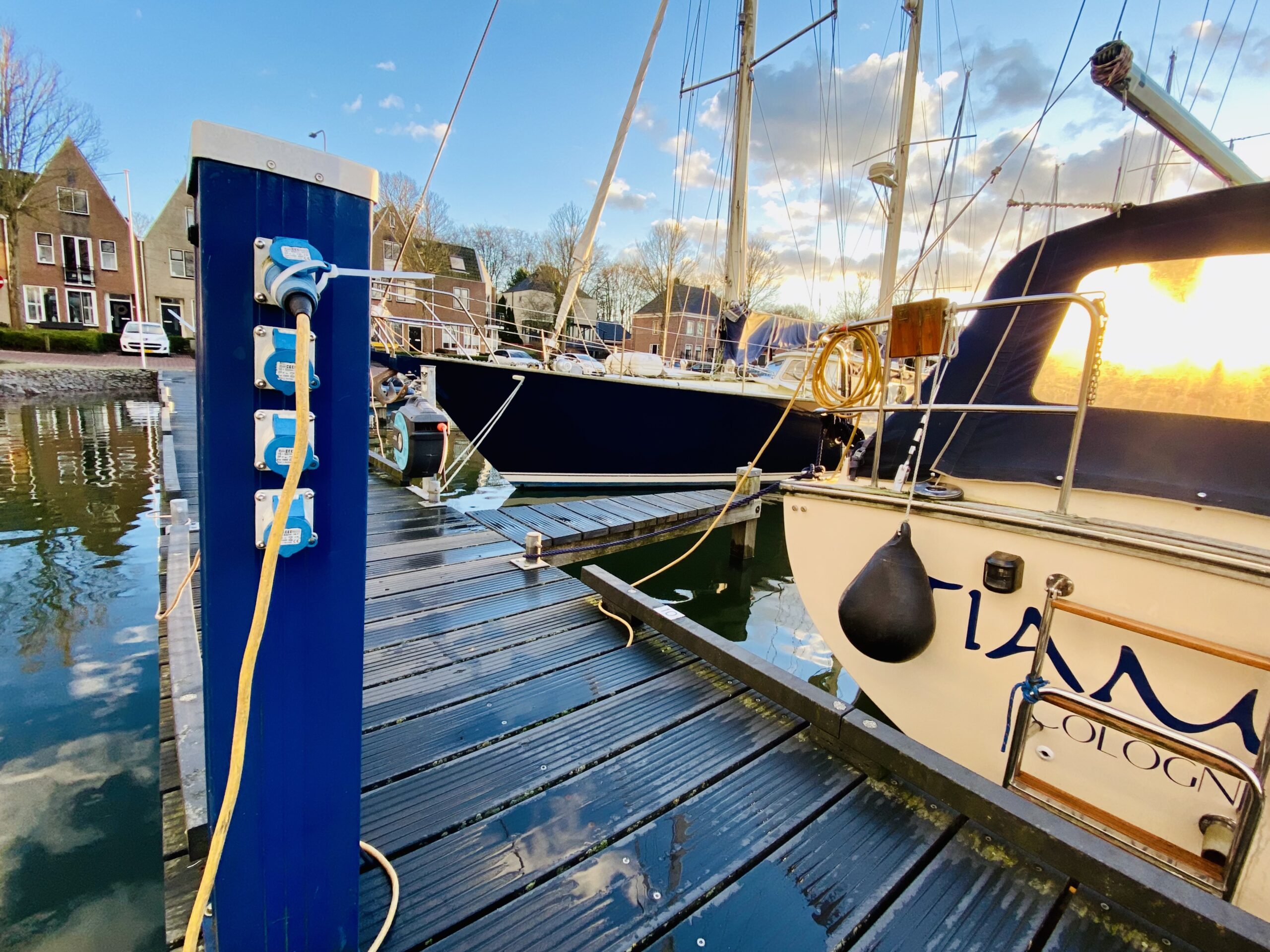 Ein Teil der Kosten für das Leben auf dem Segelboot sind Stromkosten für den Winter.