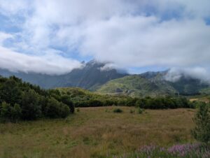 Wandern in der Umgebung von Ballstad, Norwegen.