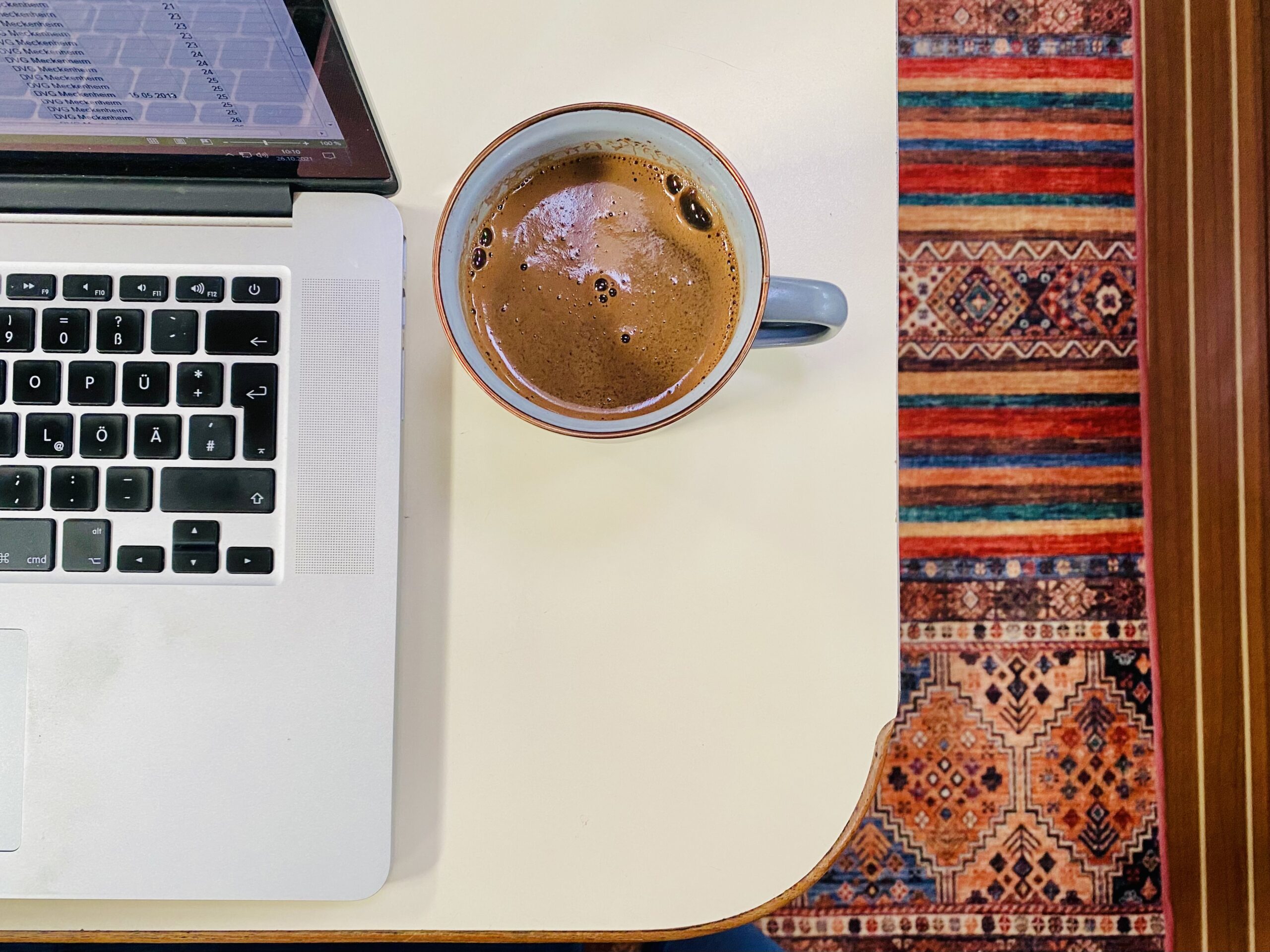 Laptop und Kaffee auf dem Salontisch
